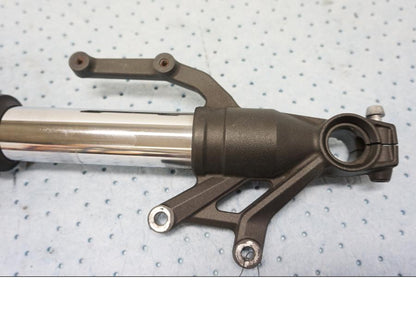 Höger sida på Gaffelben från en Kawasaki Z 900 -2019 motorcykel.