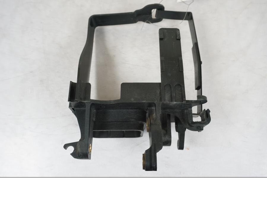 Snett uppifrån på Batterihållare från en H-D Sportster 883 XL -2007 motorcykel.