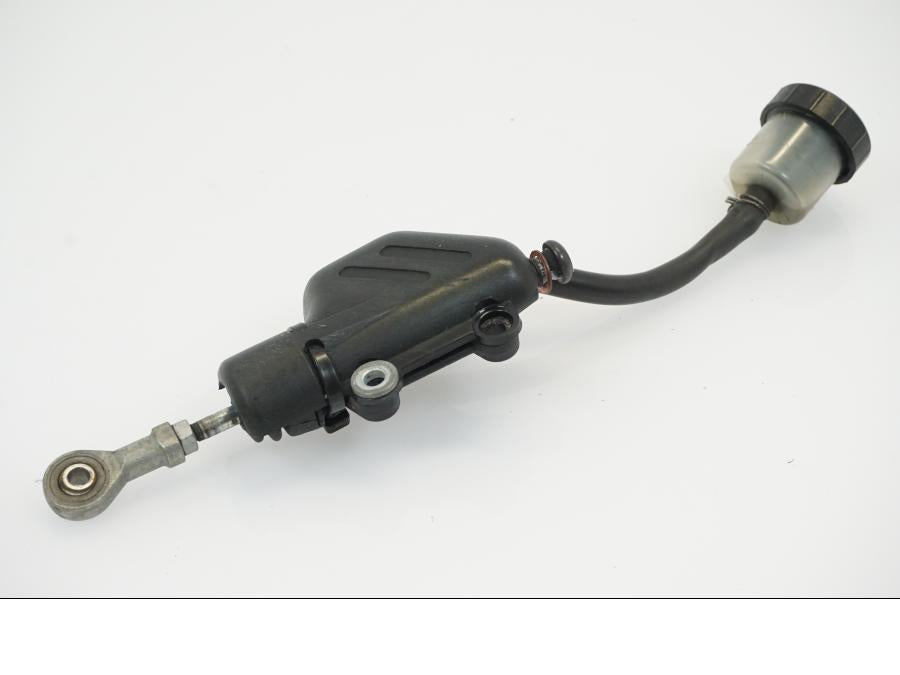 Snett nerifrån på Bromshuvudcylinder från en KTM 690 Duke -2012 motorcykel.