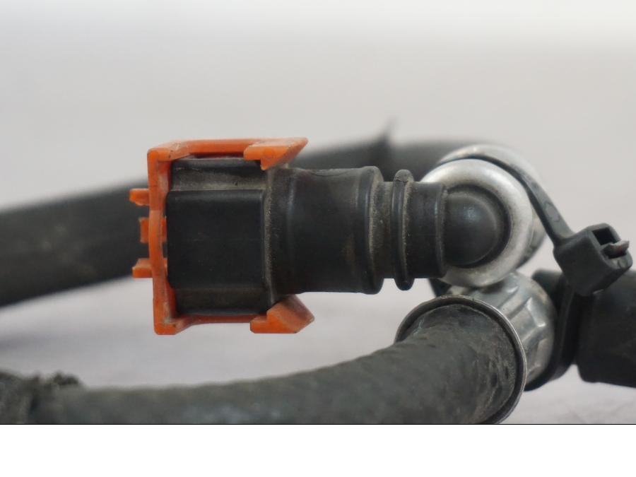 Vänster sida på Bensinledning från en Triumph Tiger -2009 motorcykel.