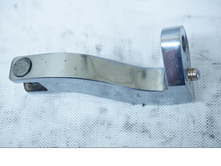 Framsidan på Fotpinnefäste från en H-D Street Glide FLHX -2009 motorcykel.