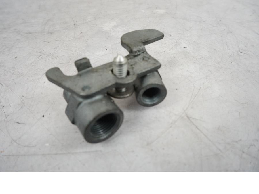 Vänster sida på Bromsfördelare från en BMW R 850 R -2004 motorcykel.