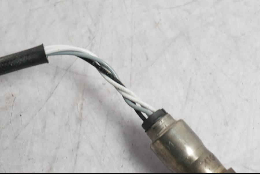 Vänster sida på Lambdasond från en Ducati Multistrada V4 -2024 motorcykel.