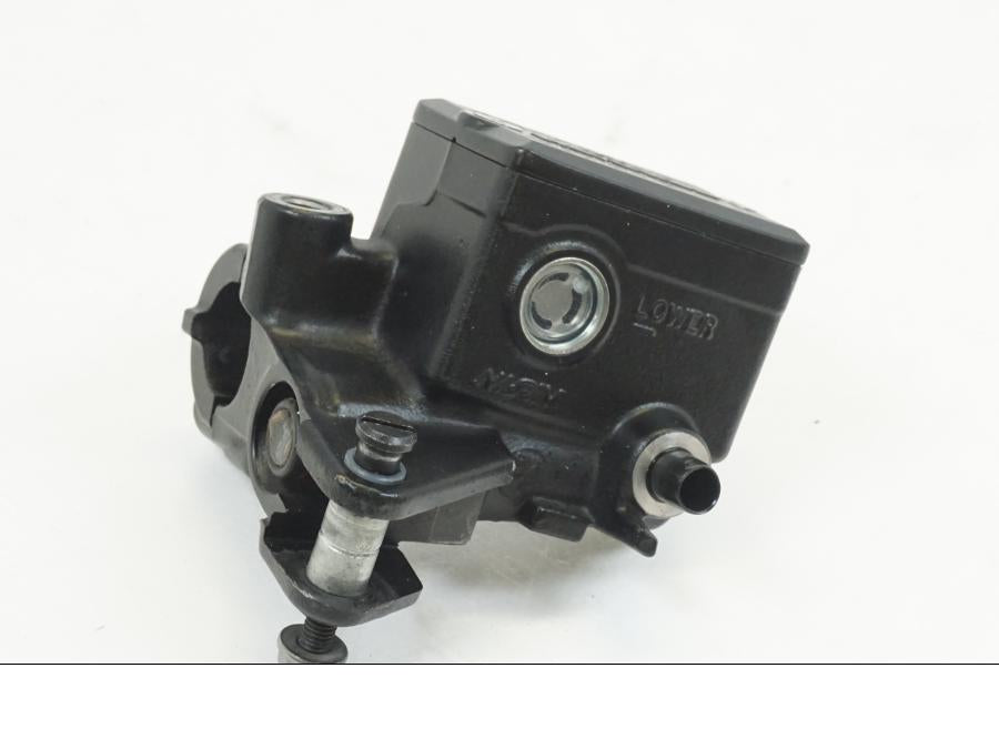 Framsidan på Bromshuvudcylinder från en Triumph Tiger 1200 -2018 motorcykel.