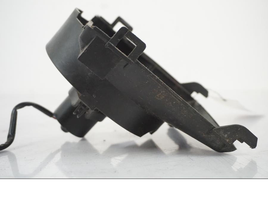 Snett nerifrån på Vattenkylfläkt från en BMW F 650 CS -2002 motorcykel.