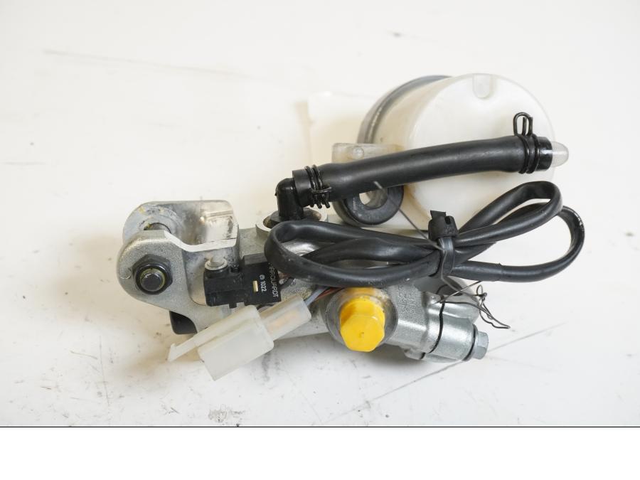 Höger sida på Bromshuvudcylinder från en KTM RC8 -2009 motorcykel.