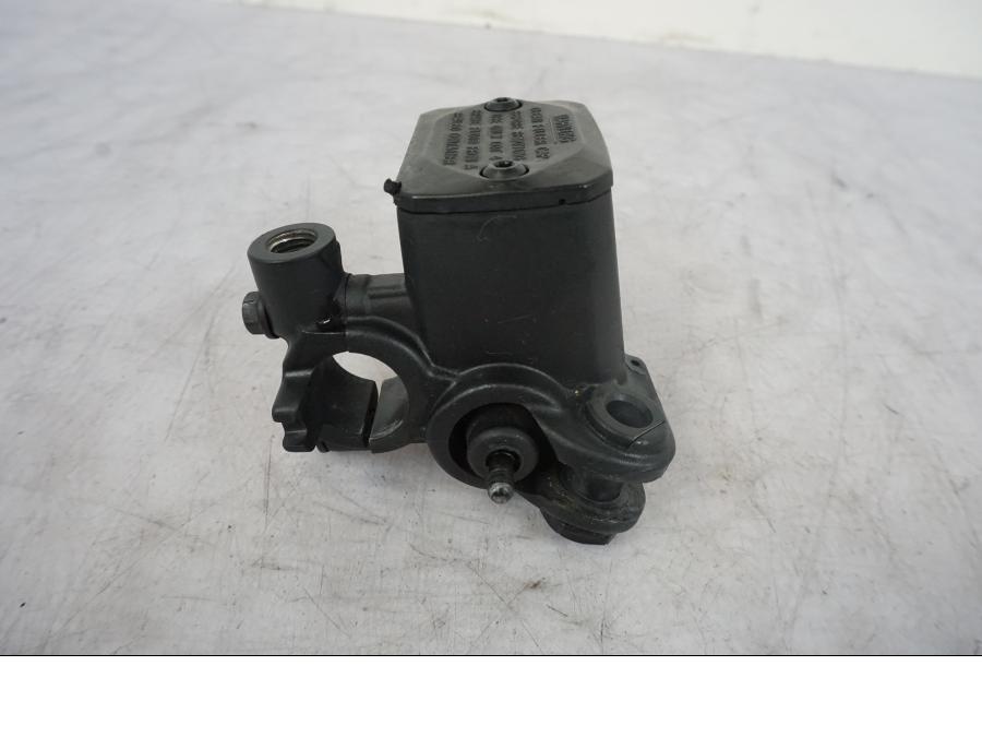 Baksidan på Bromshuvudcylinder från en KTM 690 Duke -2014 motorcykel.