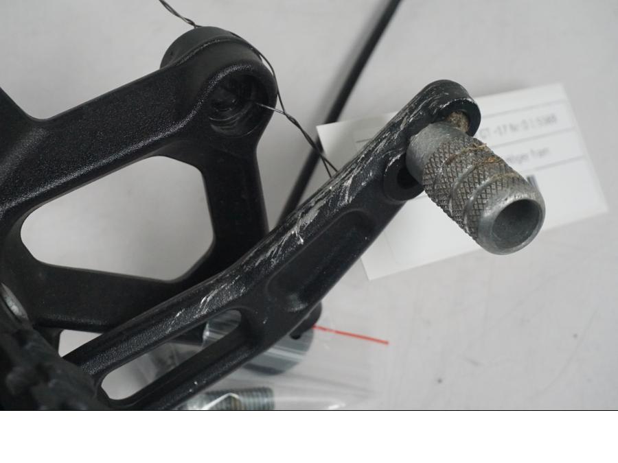 Höger sida på Fotpinnefäste från en KTM 1290 Super Duke GT -2017 motorcykel.