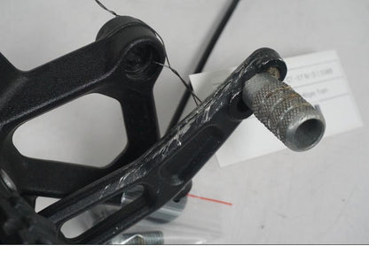 Höger sida på Fotpinnefäste från en KTM 1290 Super Duke GT -2017 motorcykel.