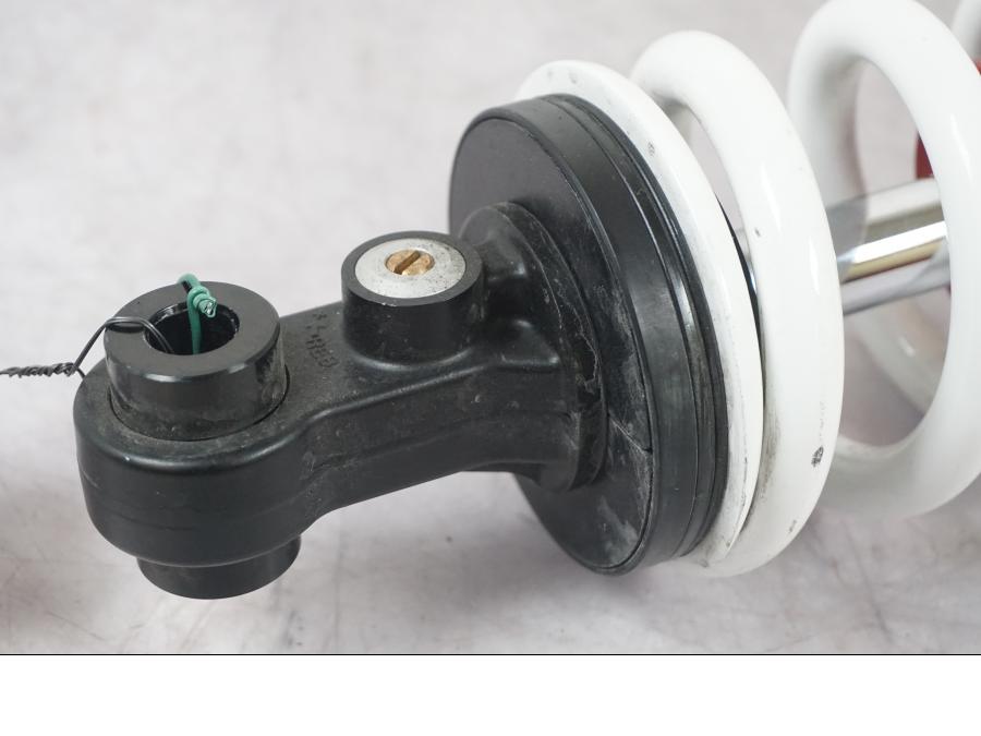 Baksidan på Stötdämpare från en KTM 1290 Super Duke R -2022 motorcykel.