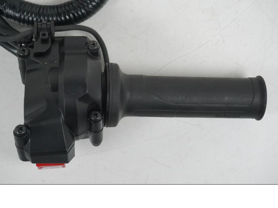 Vänster sida på Styrelreglage från en Yamaha MT-09 Tracer -2021 motorcykel.