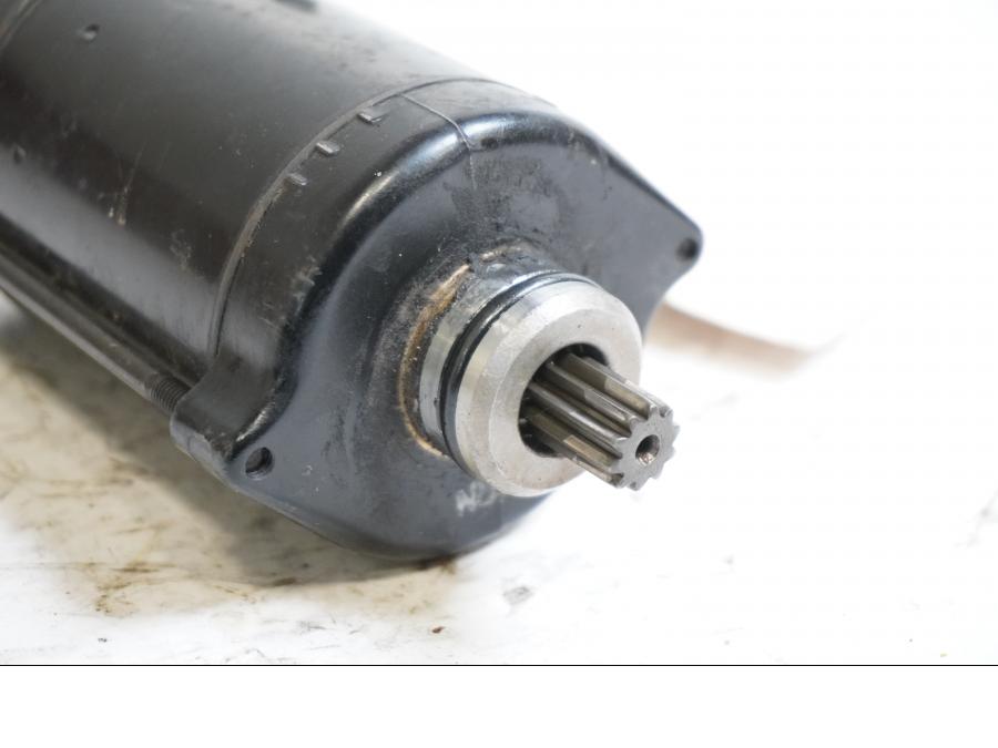 Baksidan på Startmotor från en Kawasaki ZR-X 1200 S -2001 motorcykel.