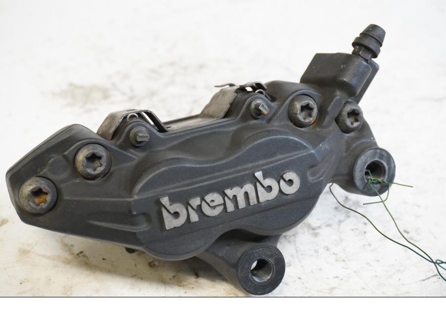 Framsidan på Bromsok från en BMW F 800 ST -2010 motorcykel.