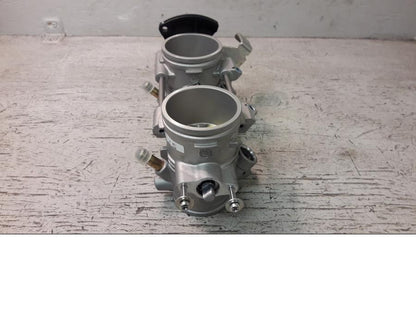 Höger sida på Spjällhus från en BMW F 800 R -2010 motorcykel.