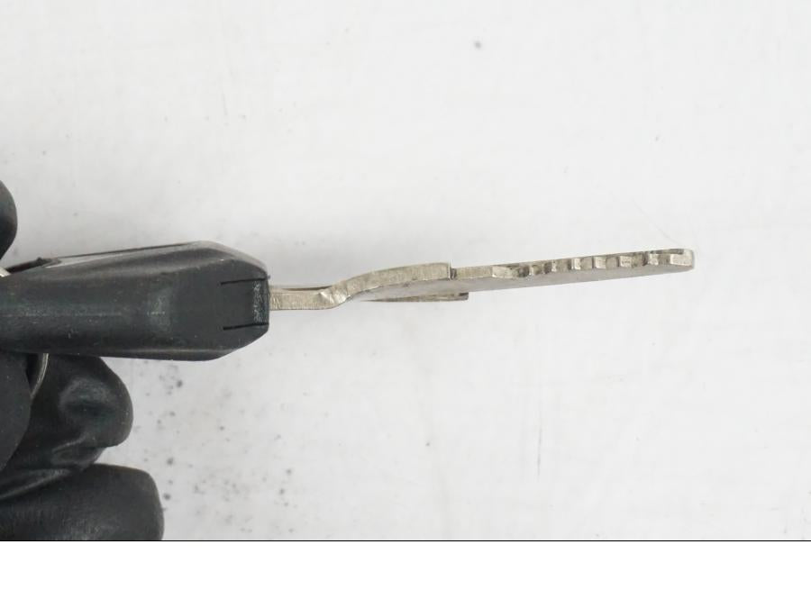 Höger sida på <p>Låssats från Yamaha MT-07 ABS 2014. 1st nyckel, tändningslås, antenn, sadellås, cdi och tanklock.</p>

<p>Nyckeln är krokig, går ej att få i styrlåset samt att en mindre plastbit saknas från CDI se bilder.</p> motorcykel.