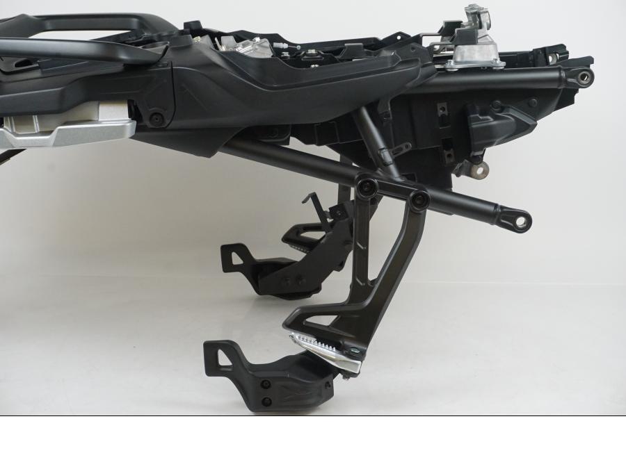 Snett nerifrån på Bakdelspaket från en Yamaha MT-09 Tracer -2021 motorcykel.