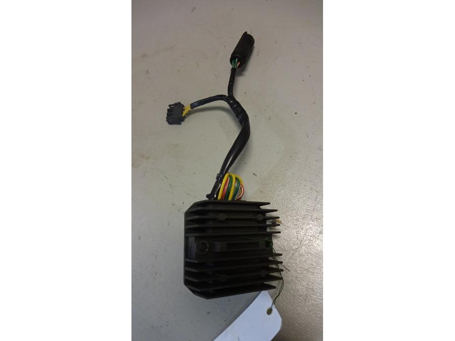 Baksidan på Likriktare från en BMW F 800 GT -2015 motorcykel.