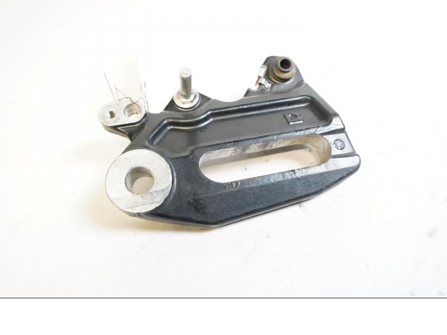 Framsidan på Bromsoksfäste från en KTM 125 Duke -2017 motorcykel.