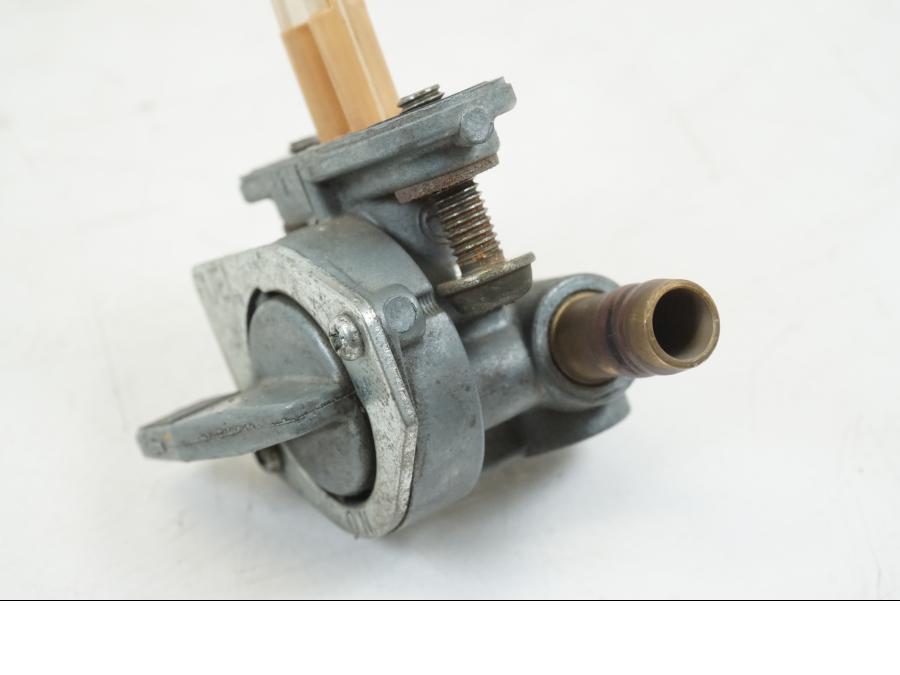 Vänster sida på Bensinkran från en Yamaha YZF R6 -1999 motorcykel.