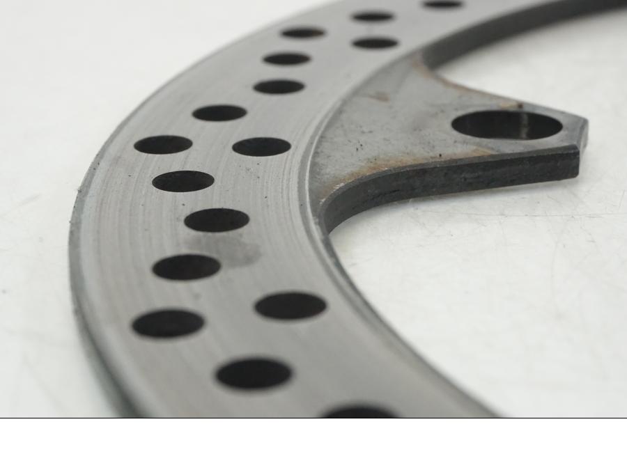 Snett uppifrån på Bromsskiva från en BMW K 1200 LT -2004 motorcykel.