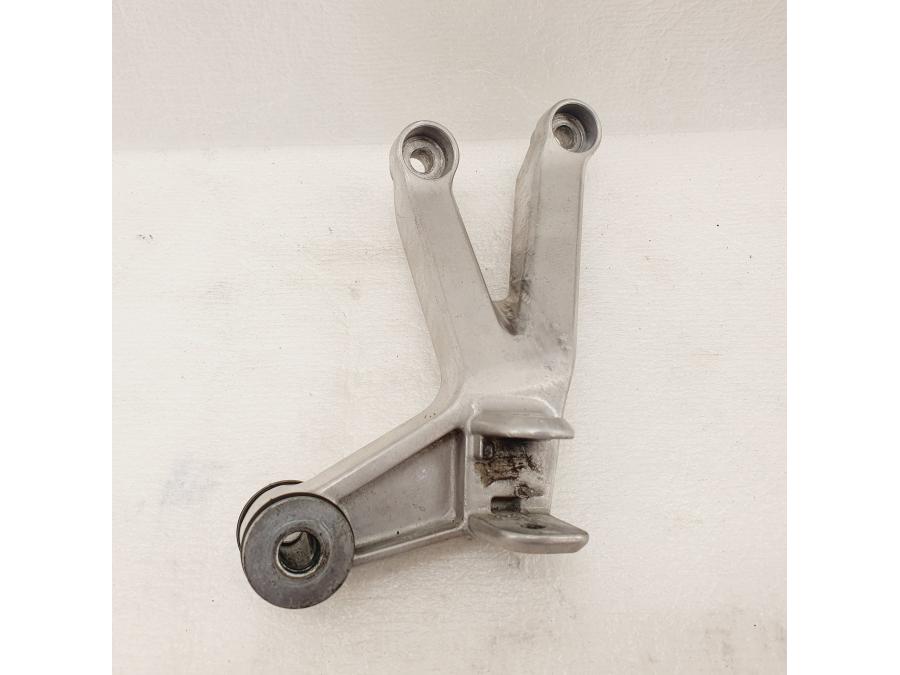 Framsidan på Fotpinnefäste från en Honda CBR 900 RR -2003 motorcykel.