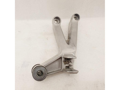 Framsidan på Fotpinnefäste från en Honda CBR 900 RR -2003 motorcykel.