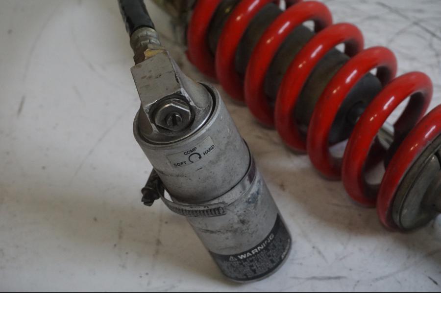 Baksidan på Stötdämpare från en Triumph Speed Triple -2001 motorcykel.