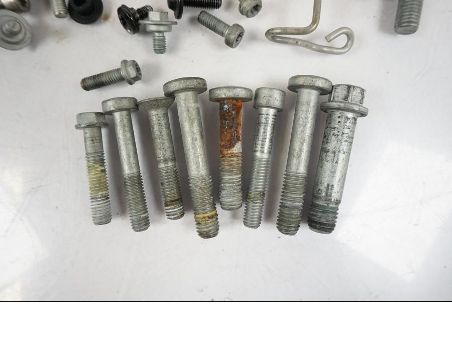 Baksidan på Skruv / Mutter etc från en KTM 790 Duke -2019 motorcykel.