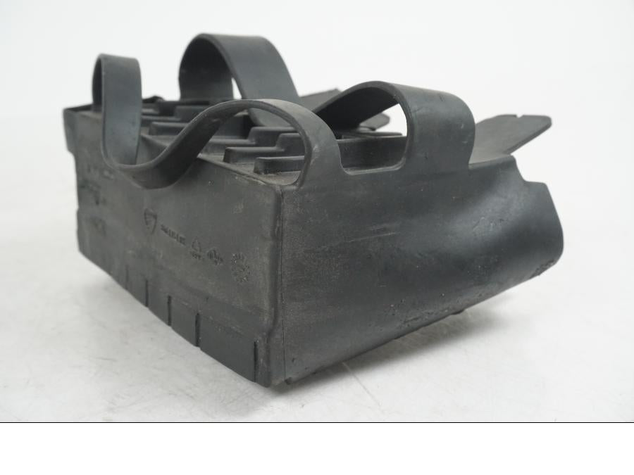 Baksidan på Batterihållare från en Ducati Hyperstrada -2013 motorcykel.