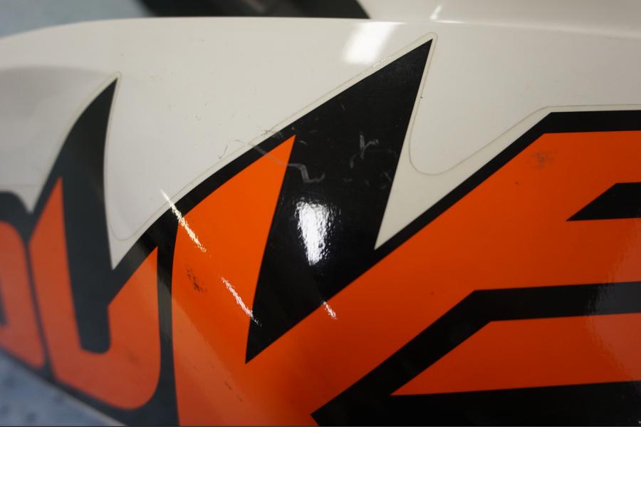 Extrabild2 på Bensintankskåpa från en KTM 125 Duke -2014 motorcykel.