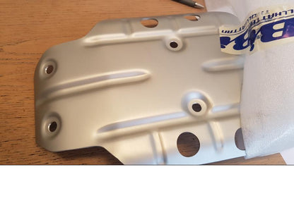 Baksidan på <p>Hasplåt från BMW R 1200 GS 2011.</p>

<p>Nyskick, passar årsmodeller 2011 till 2017.</p>

<p>Utan monteringsdetaljer.</p> motorcykel.