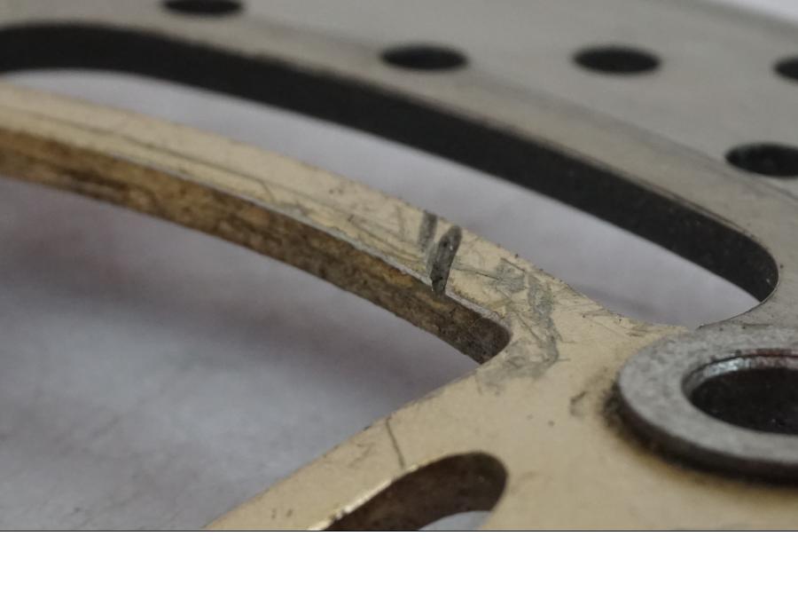 Vänster sida på Bromsskiva från en Suzuki SV 650 -1999 motorcykel.