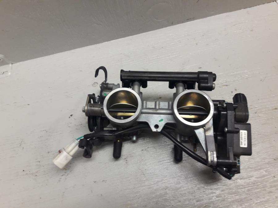 Framsidan på Spjällhus från en Kawasaki ER-6N -2015 motorcykel.