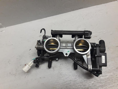 Framsidan på Spjällhus från en Kawasaki ER-6N -2015 motorcykel.