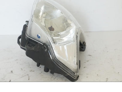 Snett nerifrån på Strålkastare från en Honda SH 300 A -2011 scooter.