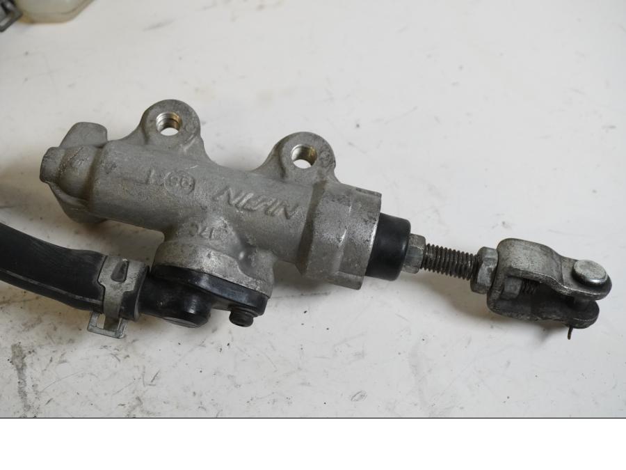 Baksidan på Bromshuvudcylinder från en Suzuki GSF 1200 -2000 motorcykel.