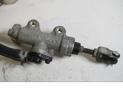 Baksidan på Bromshuvudcylinder från en Suzuki GSF 1200 -2000 motorcykel.