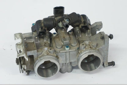 Vänster sida på Spjällhus från en Honda CB 500 X -2015 motorcykel.