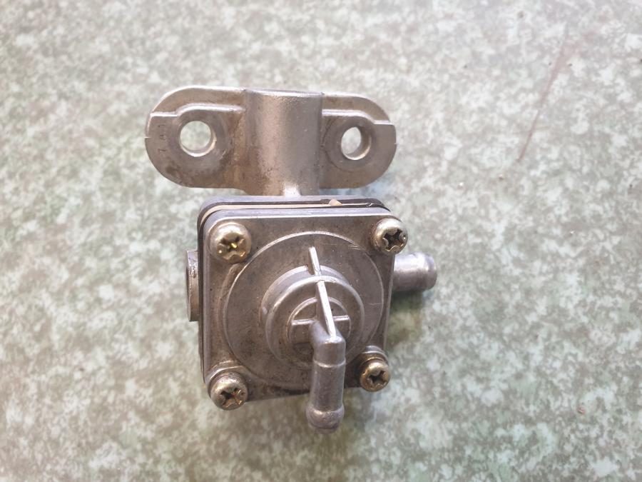 Framsidan på Bensinkran från en Suzuki GSX 750 -2002 motorcykel.