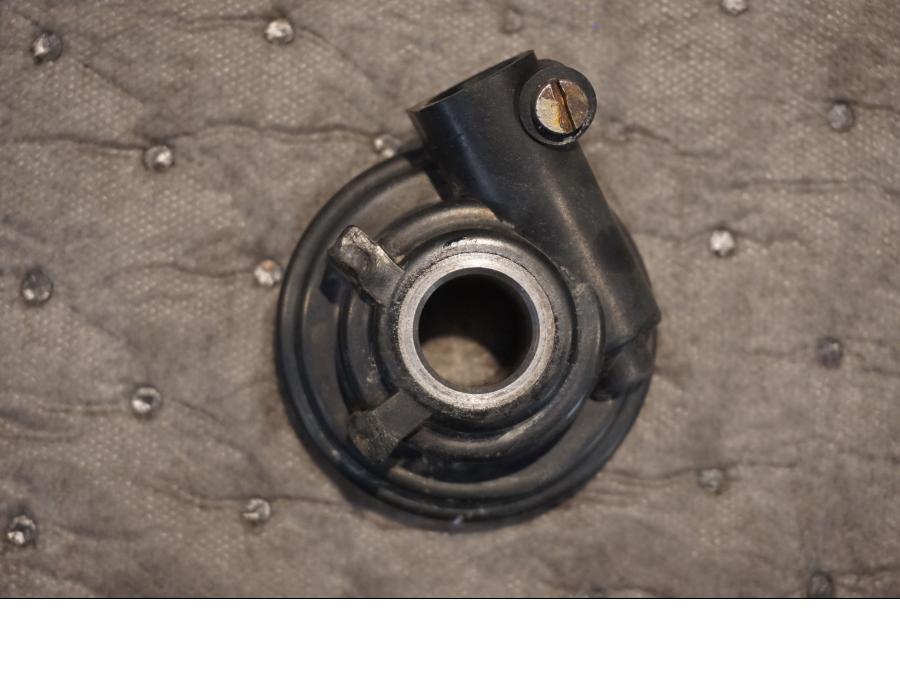 Framsidan på Hastighetsdrivning från en Suzuki DR 650 -1997 motorcykel.