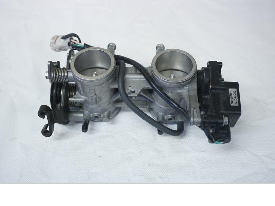 Höger sida på Spjällhus från en Kawasaki ER-6N -2006 motorcykel.