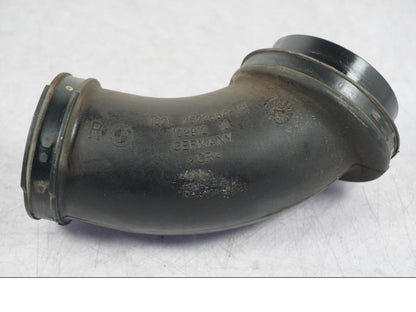 Snett nerifrån på Luftrör från en BMW R 1200 GS -2005 motorcykel.