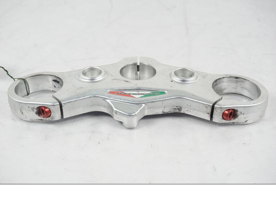 Snett nerifrån på Gaffelkrona från en MV Agusta Dragster -2014 motorcykel.