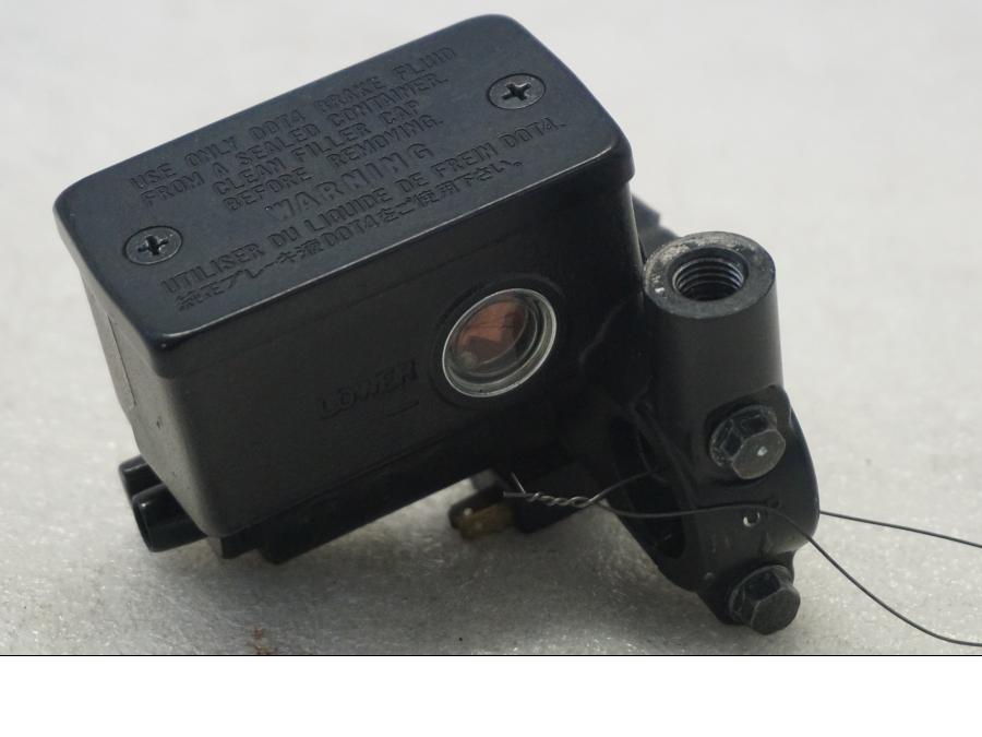 Baksidan på Bromshuvudcylinder från en Suzuki SV 650 -2016 motorcykel.