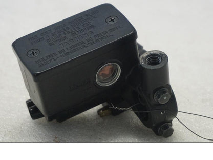 Baksidan på Bromshuvudcylinder från en Suzuki SV 650 -2016 motorcykel.