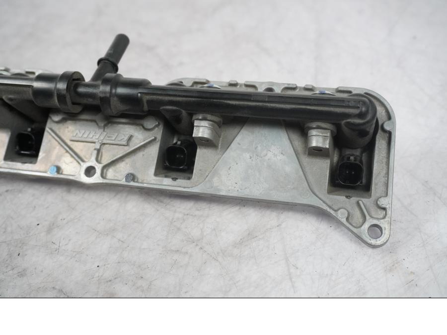 Snett uppifrån på Fuel Rail från en Kawasaki ZX-10R -2008 motorcykel.