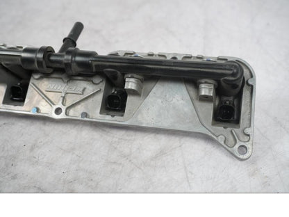 Snett uppifrån på Fuel Rail från en Kawasaki ZX-10R -2008 motorcykel.