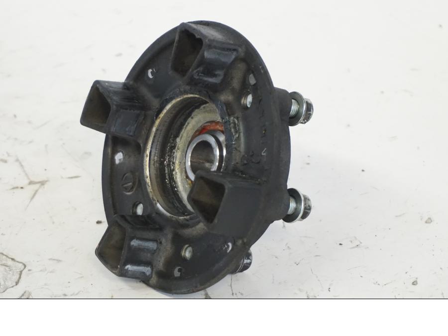 Snett nerifrån på Drevfäste från en Kawasaki ER-6N -2012 motorcykel.