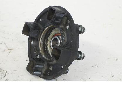 Snett nerifrån på Drevfäste från en Kawasaki ER-6N -2012 motorcykel.