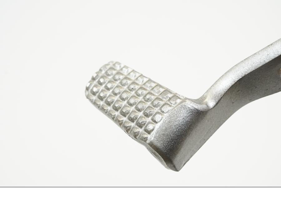 Vänster sida på Bromspedal från en Kawasaki Z 1000 -2014 motorcykel.